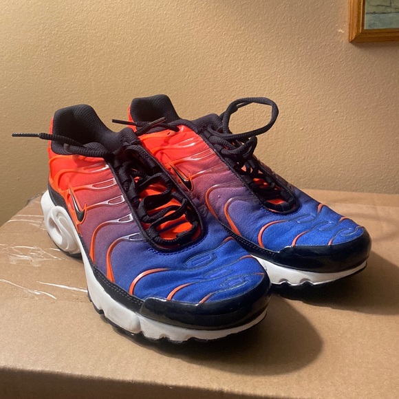 Nike Air Max Plus Gradient Total Crimson Sneakers, Size: 7½ (GS - 6) - Picture 2 of 6